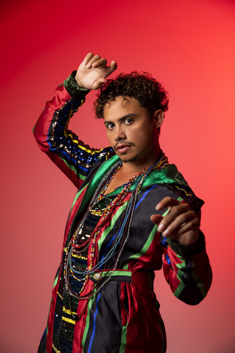 Silvero Pereira canta Belchior em show gratuito em Quixeramobim neste sábado (07)